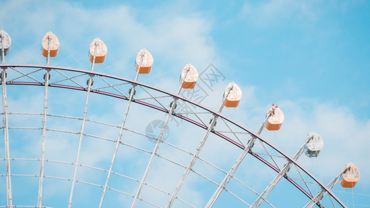 颜色游乐场户外蓝天空背景的Ferris轮图片