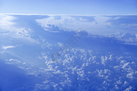 蓝天上美丽的白云夏日天空上的白云体全景空观与云彩蓝天白飞越层颜色蓬松的图片