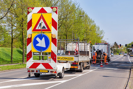 道路指示标指定标牌荷兰卡车和交通标志的公路工程荷兰劳动背景