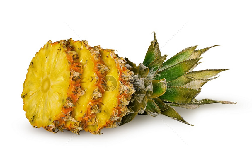 营养美味的目菠萝片与顶部和切隔离在白色背景菠萝片与顶部和切隔离在白色图片