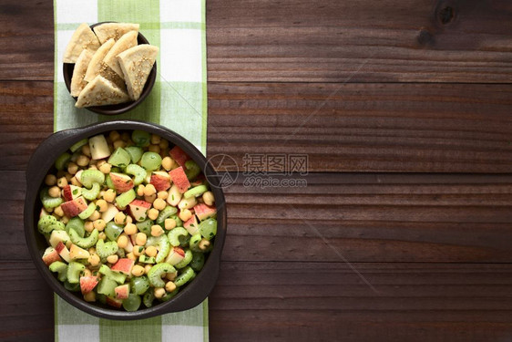 健康蔬菜鲜开的素食小鸡皮大菜葡萄和苹果沙拉配有鹦鹉类自制芝麻薯片用自然光照亮的恰克皮西莱里格拉佩和苹果沙拍下头部的照片芹菜图片