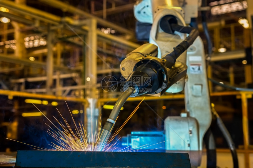 部件自动化激光工业机器人在汽车厂焊接图片