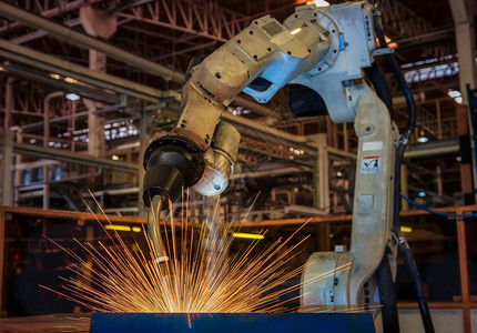工业机器人正在汽车工厂焊接金属部分的生产机械行业高清图片