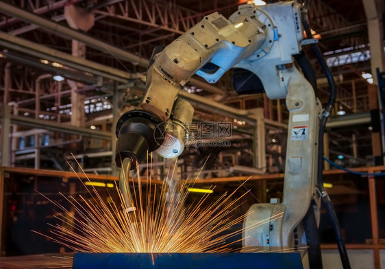 工业机器人正在汽车工厂焊接金属部分的生产机械行业图片