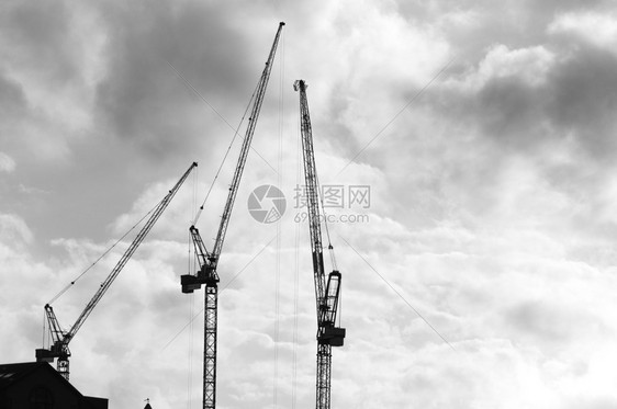 生长工程黑色和白的建筑起重车和物Silhouette伦敦图片