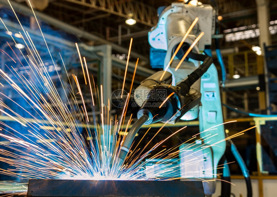 机器人在工厂焊接现代的机械汽车图片
