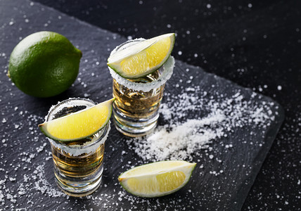 强的水果眼镜墨西哥传统酒精鸡尾墨西哥传统饮料两杯龙舌兰和石灰一杯龙舌兰和石灰加图片