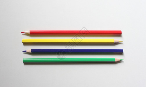 四支彩色铅笔图片
