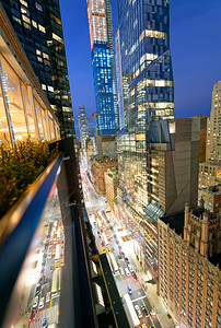 旅行曼哈顿市中心令人惊叹的摩天大楼从屋顶空中看到夜里楼顶有交通反射最佳街道图片