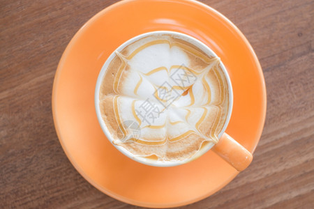 热焦糖咖啡拿铁杯股票照片餐厅桌子质地图片
