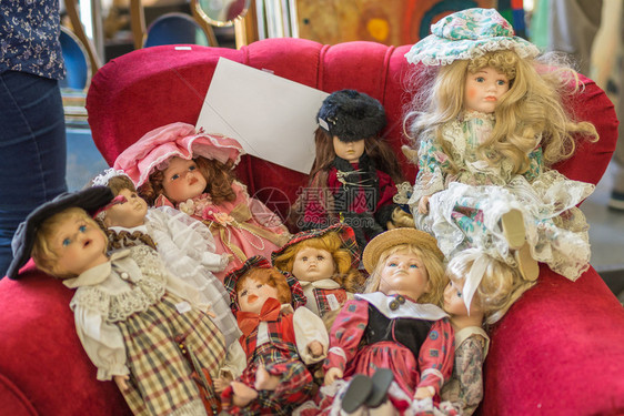 美丽的漂亮一组红色沙发上的古董娃一组红色沙发上的古董娃团体图片