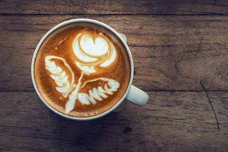 拿铁木桌背景热咖啡的顶端视图饮品概念白色的卡布奇诺图片