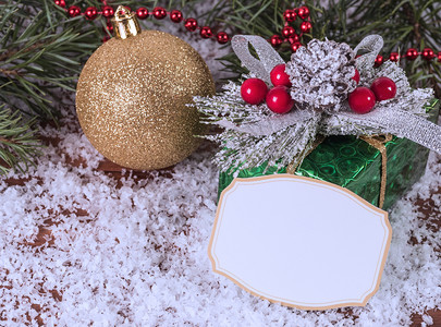 喜庆的传统问候圣诞舞会雪中的礼物盒在卷轴树枝间图片