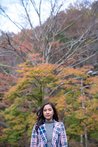 时尚快乐的秋天公园年轻亚洲女孩的肖像图片