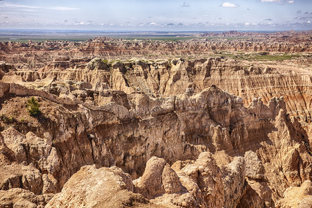 风景优美地点旅行南达科他州巴德兰公园Pidnnacles部分的景象展示了山丘中的侵蚀现象远处只有一片草地图片