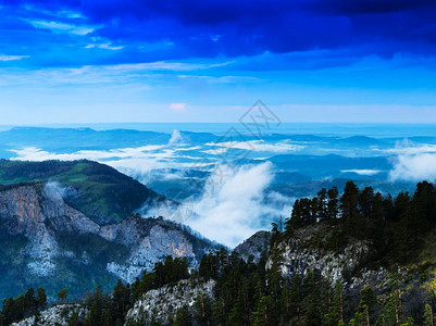 大气层森林从山区地貌景观背的横向生动视图山地景色背红树林的横向生动视角从山区地貌戏剧图片