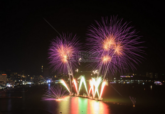 泰国巴塔亚海岸城市风景背的美丽粉红色烟火周年纪念日城市景观黑色的图片