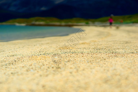 自然沙滩散景背上的模糊人物hd沙滩散景背上的模糊人物颜色充满活力图片