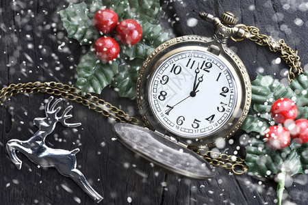 白色的材料假期雪地上有冬季装饰的圣诞钟新年快乐概念有雪上冬天装饰的圣诞钟图片