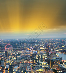 夜里沿着泰晤士河的城市天际线空中观察伦敦英国城市晚上沿着泰晤士河的天际线空中观察伦敦地标天空建造图片