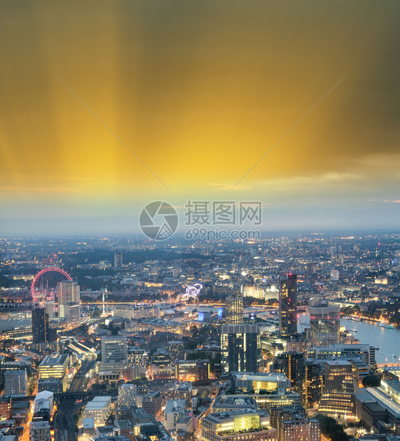 夜里沿着泰晤士河的城市天际线空中观察伦敦英国城市晚上沿着泰晤士河的天际线空中观察伦敦地标天空建造图片