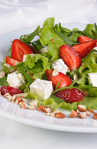 诺什蔬菜健康生沙拉花草莓白奶酪和花生背景图片
