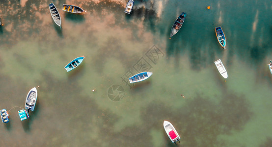 最佳天空帆船美丽的绿海水上有船只海景空中照片图片