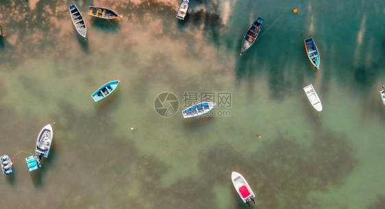 最佳天空帆船美丽的绿海水上有船只海景空中照片图片