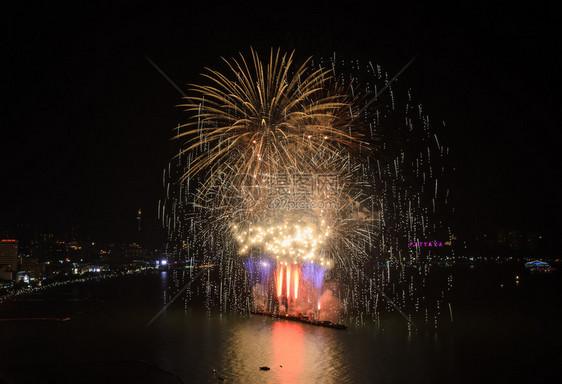 焰火发光的快乐泰国城市风景背的巴塔亚海岸大火在天空中扑灭图片