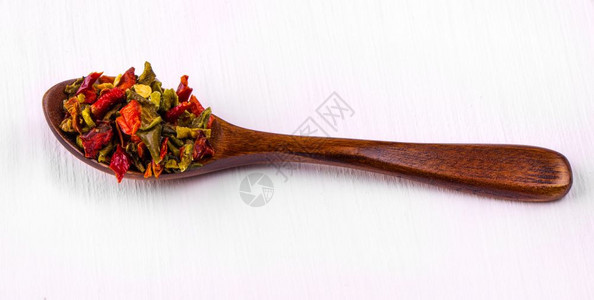白木桌上的勺子中热辣香料厨师胡椒自然图片