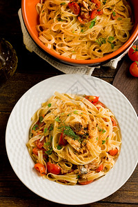 配料意大利语食谱区域盘子菜由面条和木制桌上的沙丁鱼成图片
