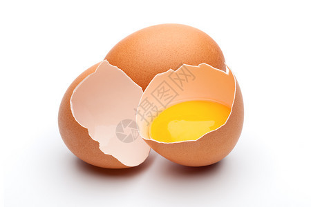棕色的蛋白质生壳白底的全生褐蛋图片