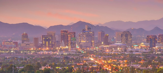 城市景观沙漠美国亚利桑那州日落时凤凰城市中心天线风景图片