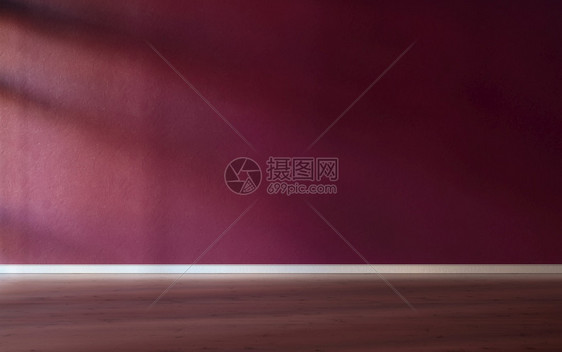 介绍地面木头红色柏干纹身墙壁和在空房间里的木地板展示产品灯光通过窗口3D插图图片