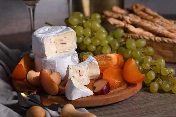 营养芝士乳酪和白葡萄切片半西门和李子是红酒的大开胃菜精伟的图片