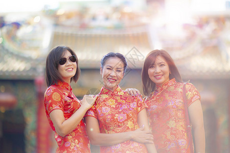 穿着传统服装的亚洲女妇旅行游泰国图片
