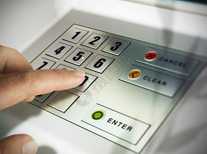 出纳员手指即将按下垫上的PIN码自动取款机ATM上的安全码现金线退出图片