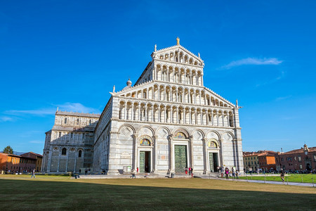 历史旅游在意大利比萨的阳光明媚日子里皮萨大教堂和落叶塔广场图片