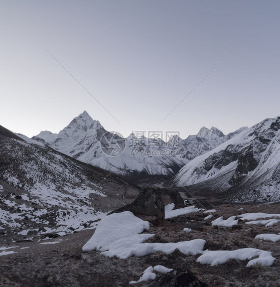 位于尼泊尔喜马拉雅山Trekking的珠穆朗玛峰基地营跋涉根据景观图片