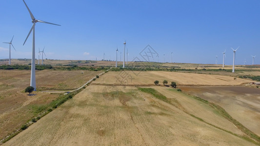 场地生态行业夏季的工风力车空中观景图片