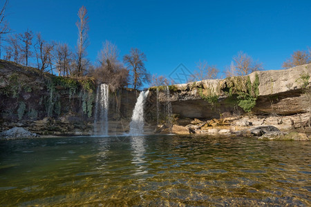 西班牙伯戈斯卡蒂利亚和里昂的佩德罗萨托巴利纳美丽的瀑布河晴天落下图片