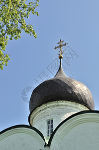 蓝色的叉俄罗斯亚历山德夫镇修道院古代大教堂的Cupola黑暗的图片