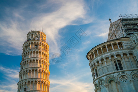 历史著名的托斯卡纳在意大利比萨的阳光明媚日子里皮萨大教堂和落叶塔图片