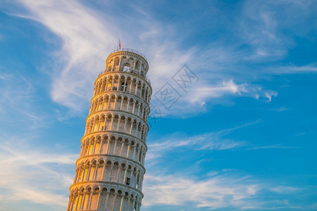 艺术著名的在意大利比萨阳光明媚日子里落叶塔倾斜图片