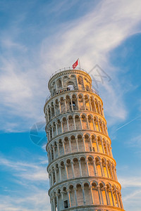 假期著名的游客在意大利比萨的阳光明媚日子里落叶塔图片