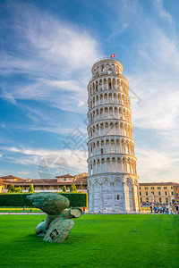 托斯卡纳正方形在意大利比萨的阳光明媚日子里落叶塔历史图片