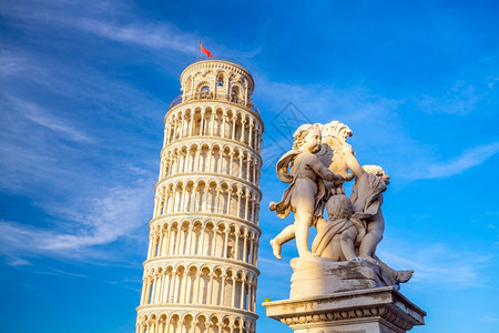 旅游在意大利比萨的阳光明媚日子里落叶塔著名的一种图片