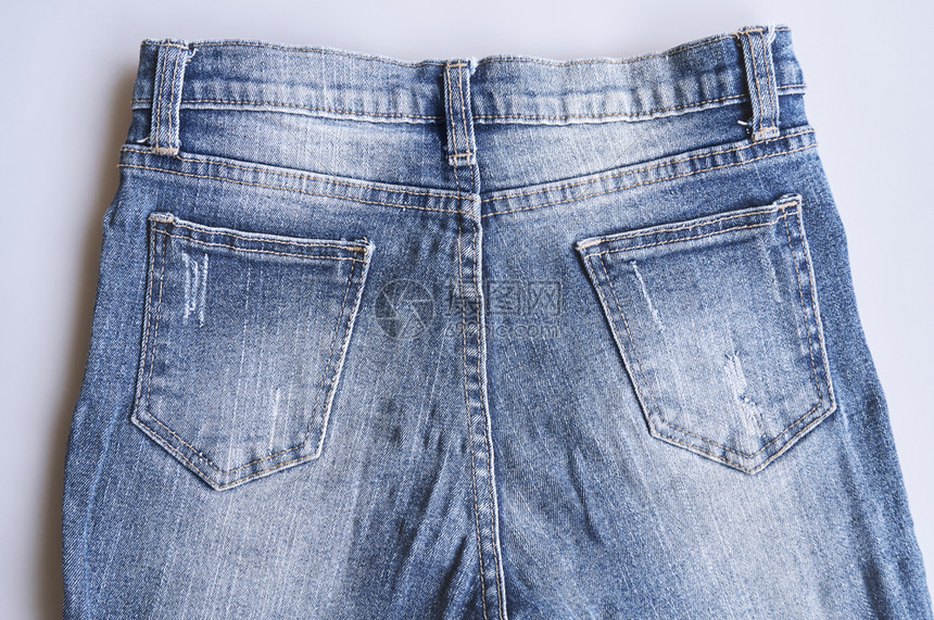 裤子女紧的蓝色牛仔裤纹理蓝色牛仔裤贴着口袋有质感的图片