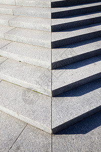 有角度的一个古老水泥楼梯角度部分由阳光照亮的楼梯第二个在阴暗的旧水泥楼梯抽象的地面图片