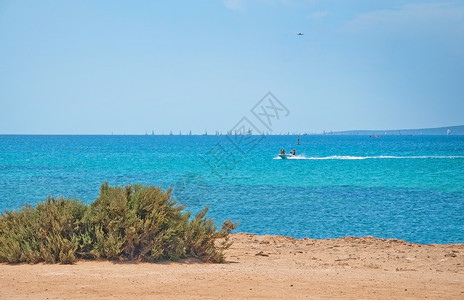 早晨颜色马略卡岛在西班牙马洛卡Mallorca的阳光明媚夏季日上海景与岩石和船图片